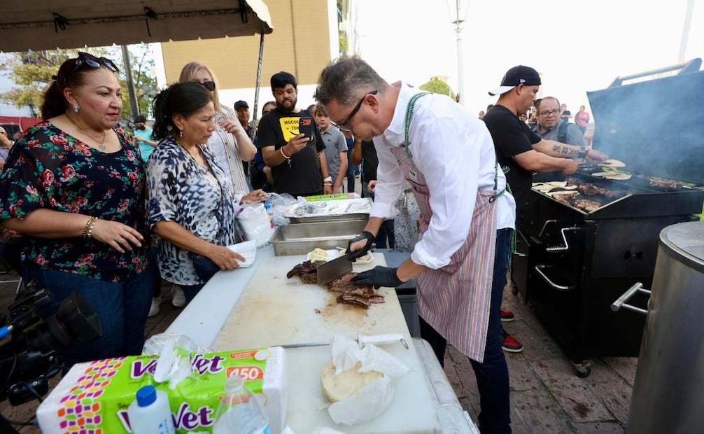 Culiacán cambia el miedo por convivencia ciudadana; carne asada reúne a decenas en la plaza.
Foto: Valente Rosas / EL UNIVERSAL.
