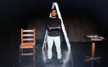 Ismael Corona representa "Conejo blanco, conejo rojo" a un año del cierre de teatros