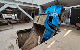 Camión perfora losa en obra de reconstrucción, desalojan edificio y cierran acceso en la Portales