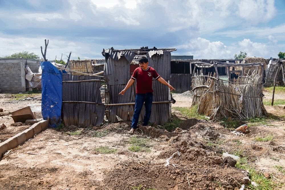 Los sepulcros de migrantes sin identificar no tienen cruces ni nombre, y sólo pueden diferenciarse por los números y las letras trazados con pintura en su superficie. Foto: Claudia Mendoza / El Universal