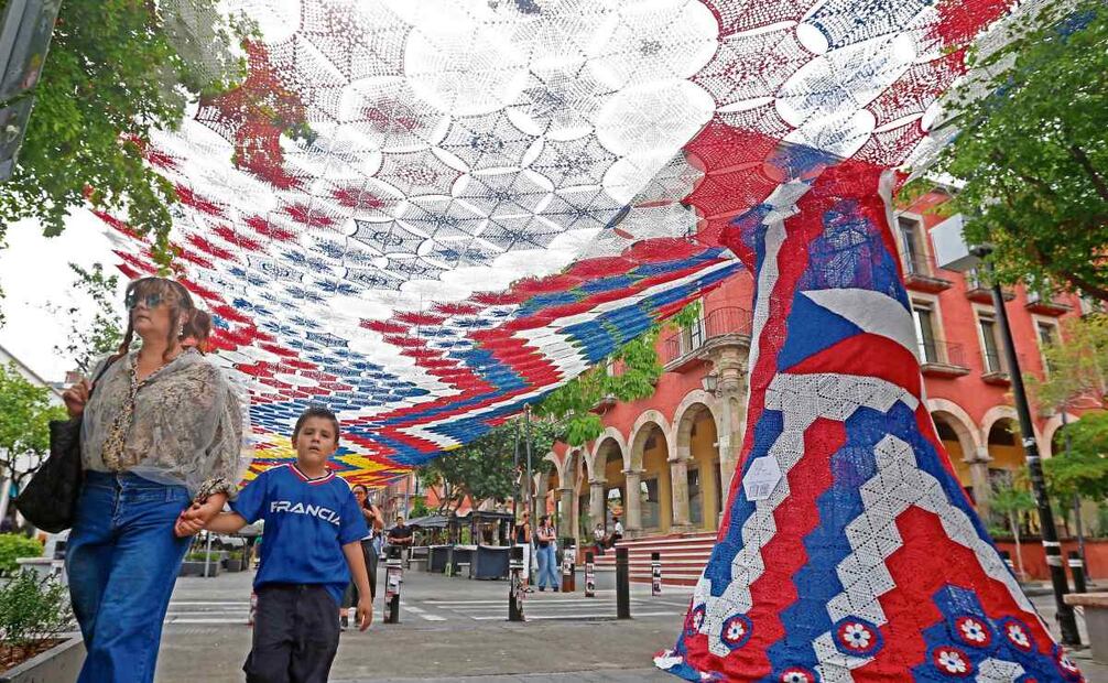 El azul, blanco y rojo de la bandera checa también están presentes en el andador de Zapopan. Foto: MIGUEL GARCÍA/EL UNIVERSAL