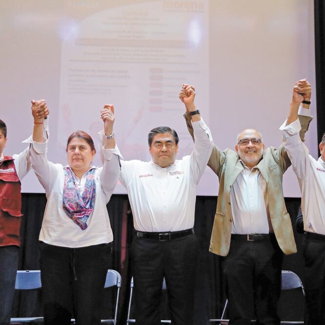 El candidato de Morena-PT-Verde al gobierno de Puebla, Miguel Barbosa (cent ro) , encabezó un mitin en el Instituto de Ciencias Jurídicas acompañado de su equipo. IVÁN STEPHENS. EL UNIVERSAL