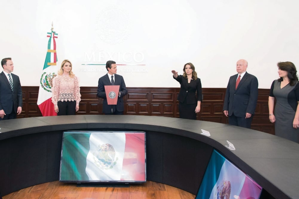 Angélica Rivera, acompañada del presidente de la República, Enrique Peña Nieto, dijo que el DIF es más moderno y eficiente (CORTESÍA DIF NACIONAL)