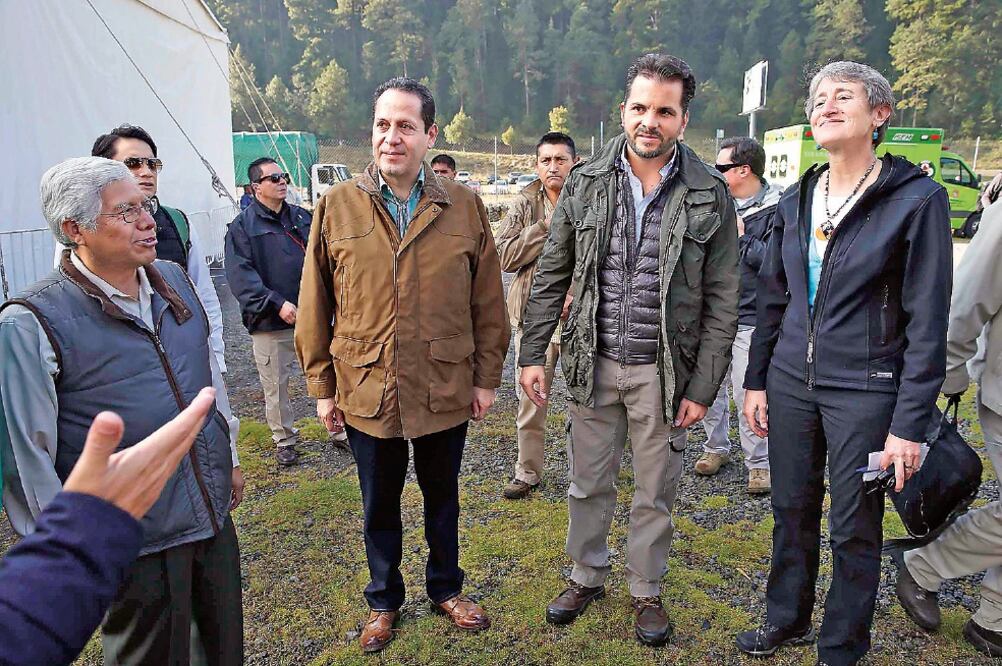 Tras su visita al santuario de la mariposa monarca (en la imagen), el gobernador Eruviel Ávila recorrió el lugar del siniestro (ESPECIAL)