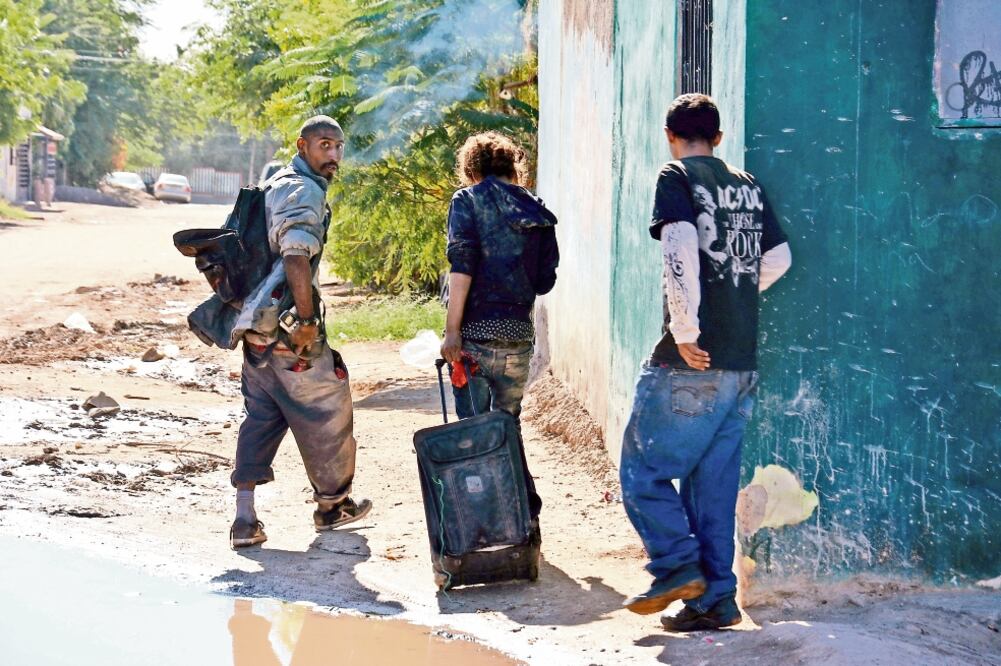 Reporte federal indica que en algunos municipios de Sonora la falta de comunicación entre padres e hijos, así como la necesidad de trabajar, alejan a los jóvenes de las aulas (AMALIA ESCOBAR. EL UNIVERSAL)