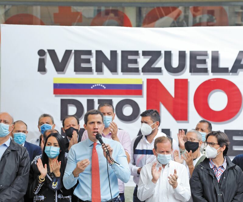 Durante una conferencia en Caracas, el líder opositor venezolano, Juan Guaidó, convocó a un plebiscito para avalar una prolongación del periodo legislativo. ARIANA CUBILLOS. AP