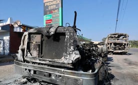 "Empezaron a tirar bombas a la gasolinera, dispararon y prendieron fuego a los carros”; narran destrozos en Puerto Vallarta por "El Mencho"