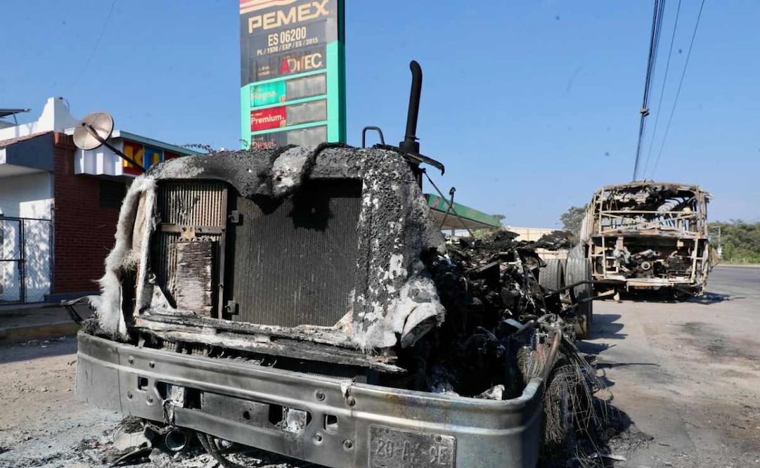 La violencia alcanzó la carretera 544, que conecta Puerto Vallarta con Mascota, a la altura de la delegación de Ixtapa, donde una gasolinera fue atacada a balazos e incendiada (25/02/26). Foto: Juan Carlos Williams/ EL UNIVERSAL