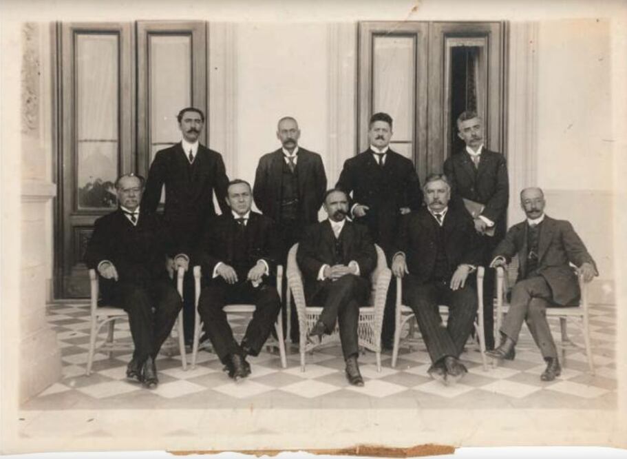 Francisco I. Madero junto a su gabinete en 1912. Foto: Captura de pantalla del catálogo "Libros y documentos de historia de México" de Morton subastas