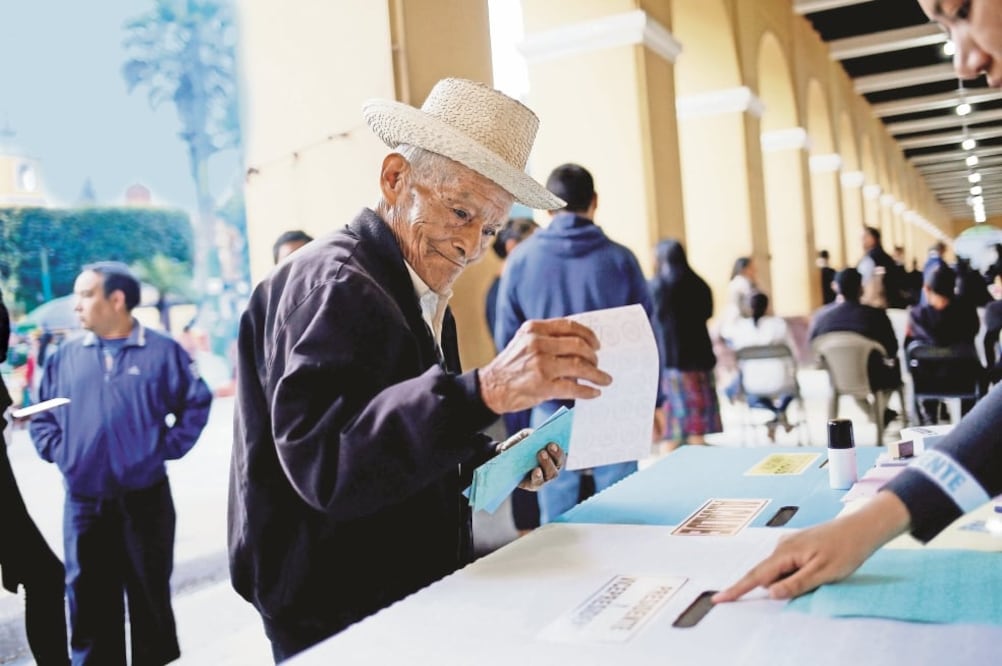 Tereso Guerra, de 85 años, fue el primero en llegar a un centro de votación en el municipio indígena de San Juan Sacatepéquez, durante las elecciones generales de Guatemala. Foto/ESTEBAN BIBA. EFE