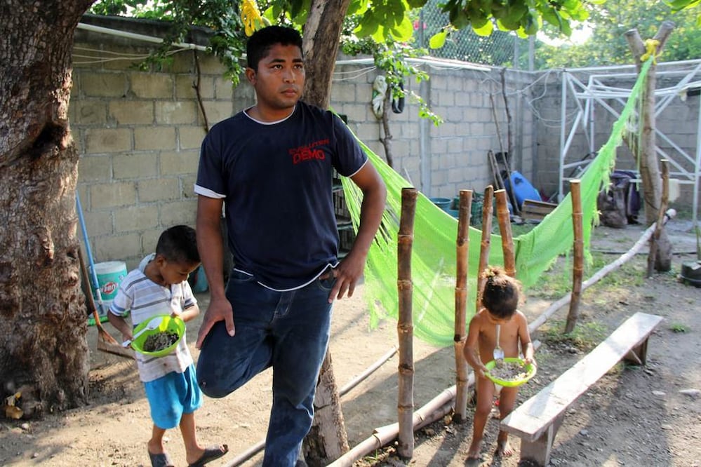 En un refugio, Mervin Javier Oviedo Reyes y sus hijos Katerin Anahí y Justin Javier Oviedo García, de dos y cuatro años de edad, respectivamente, esperan que el gobierno mexicano les otorgue la visa humanitaria a los que son candidatos por ser víctimas de delito, según la Ley de Migración.