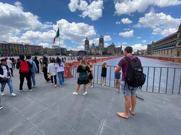 Concierto de Juan Gabriel: Cercan explanada del Zócalo previo a proyección