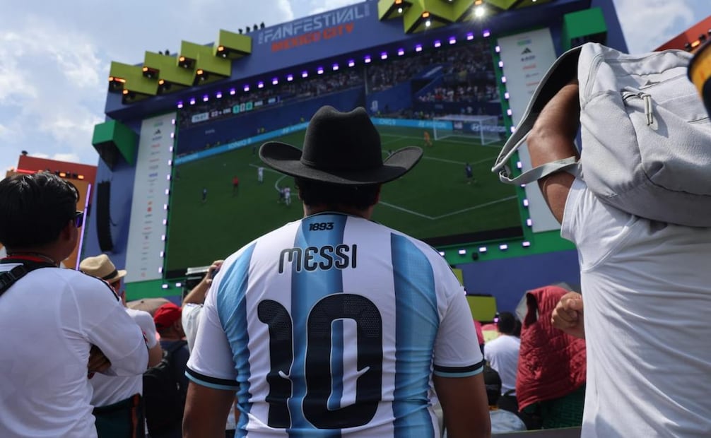 Con cantos, porras y escarcha, los hinchas argentinos festejaron el triunfo de su equipo. Foto: Luis Camacho / EL UNIVERSAL