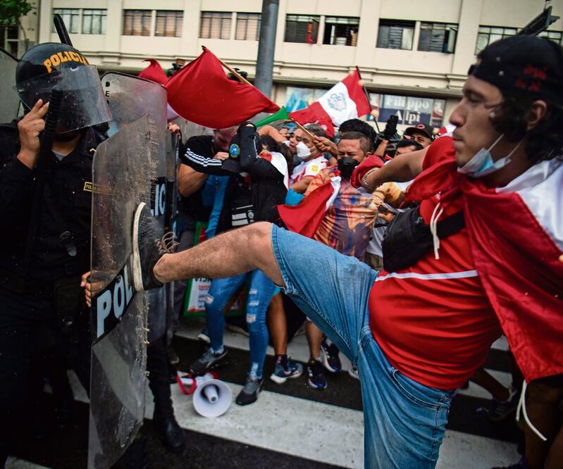 Opositores al gobierno de Pedro Castillo se enfrentaron contra la policía en una protesta, en Lima, el martes pasado. Foto: ERNESTO BENAVIDES. AFP
