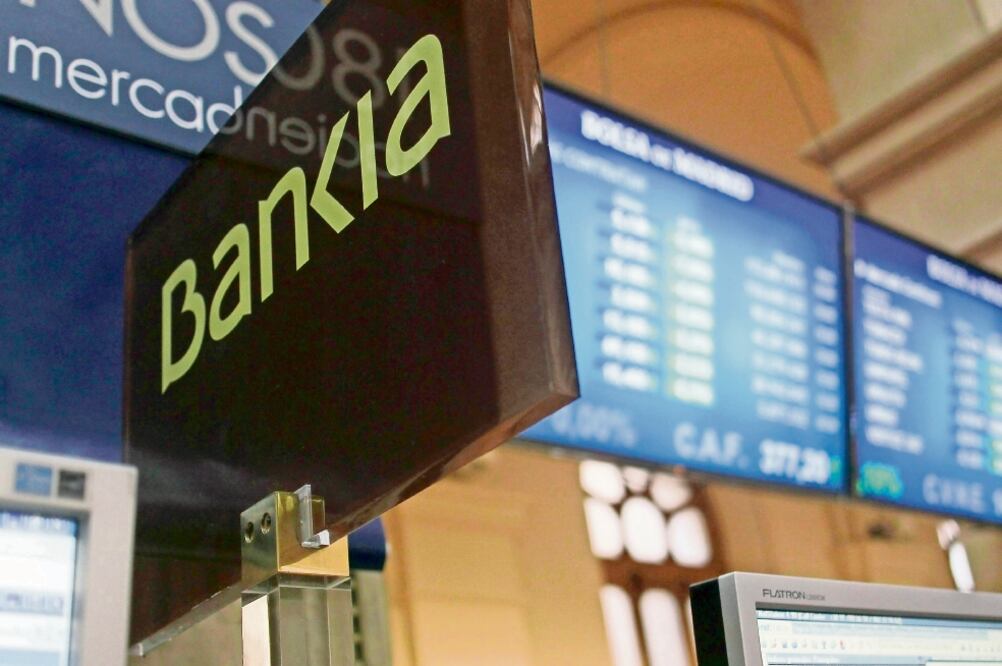 Guindos quiere tener un camino resuelto para el banco, de tal manera que de fallar los planes de ampliación o de venta a otra gran entidad, siempre esté disponible la opción de Bankia (ARCHIVO EL UNIVERSAL)