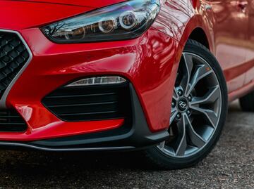 Qué ponerle a las llantas del coche para que los perros no las orinen