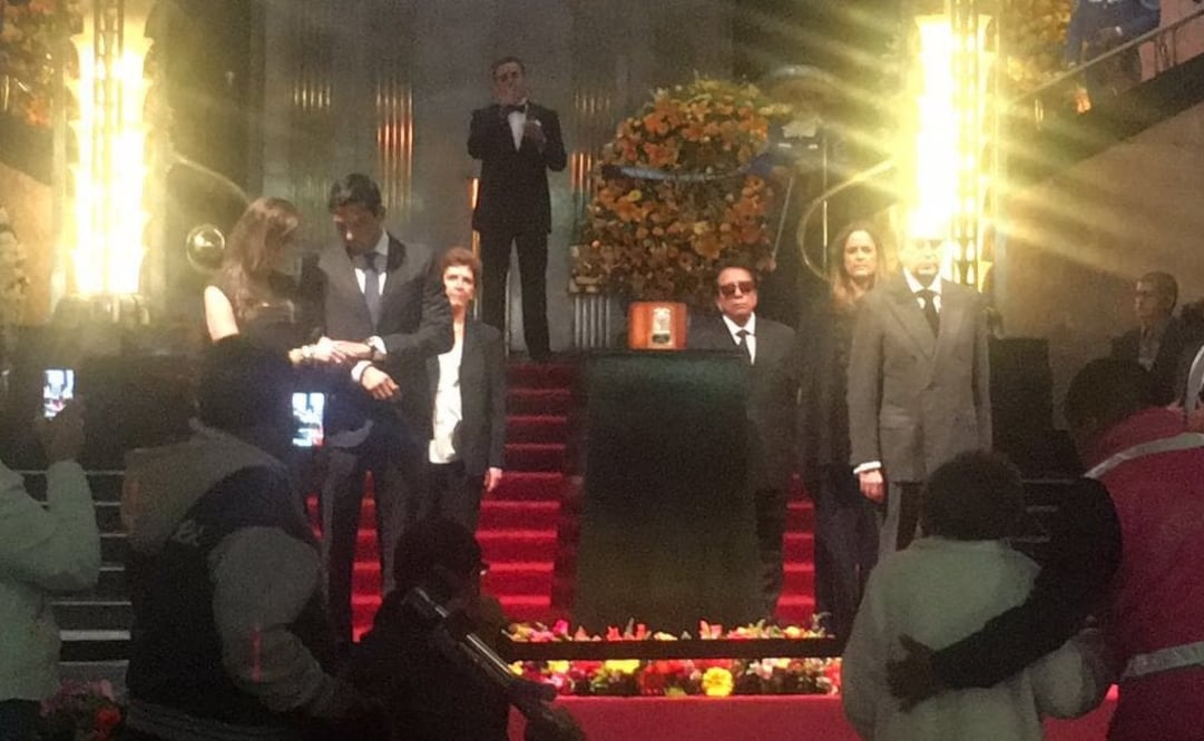 Su hijo Iván Gabriel colocó las cenizas FOTO: EL UNIVERSAL