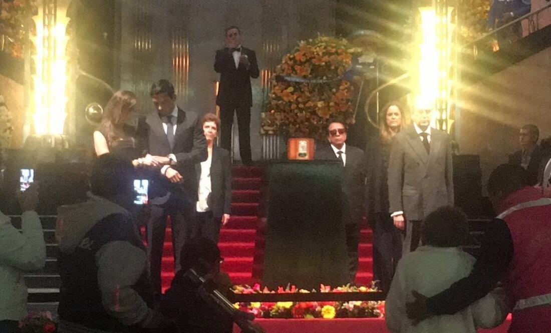 Su hijo Iván Gabriel colocó las cenizas FOTO: EL UNIVERSAL