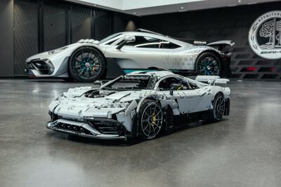 Mercedes-AMG One a escala, con puertas y faros funcionales