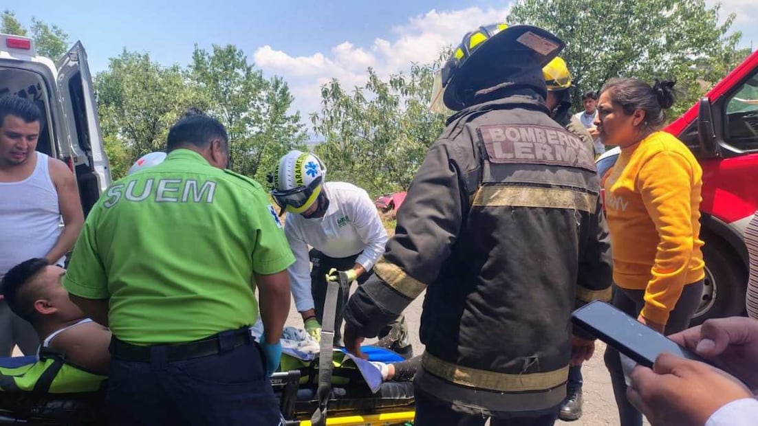 Paramédicos valoraron a los conductores para posteriormente ser trasladados a un nosocomio. Fotos: Especiales.