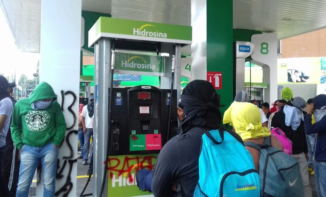 Encapuchados vandalizaron una gasolinera en Insurgentes y Reforma. (Foto: Valente Rosas/El Universal)