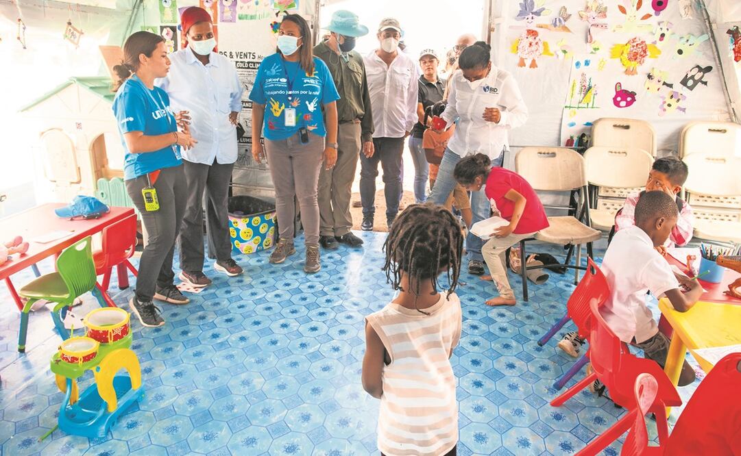 Funcionarios de UNICEF, durante un recorrido en un espacio para niños en la Estación de Recepción Migratoria (ERM) de Lajas Blancas, en Panamá. Foto: EFE