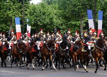 Hollande preside por última vez desfile del 14 de julio