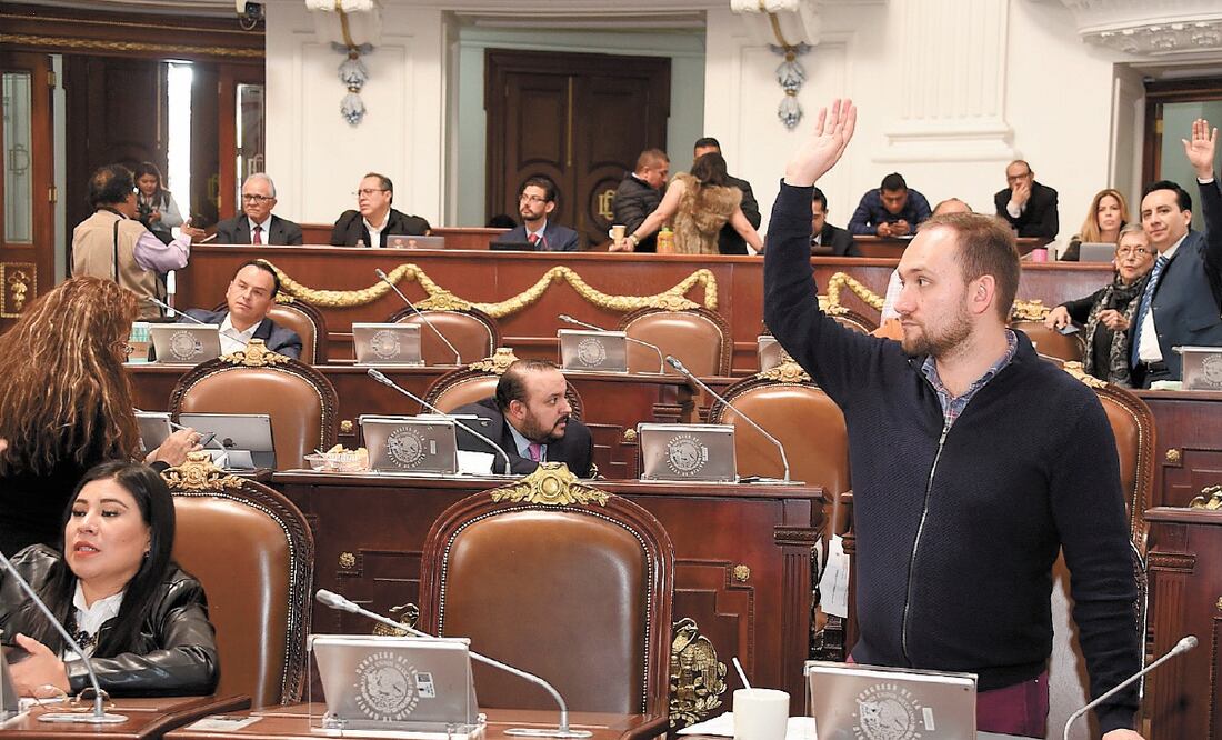 El diputado de Morena Temístocles Villanueva (der.) lamentó lo sucedido en colegio de Torreón, “lo que evidencia la necesidad de abordar la violencia con armas de fuego desde diferentes frentes, como la prevención”. ESPECIAL