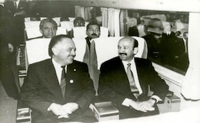 Ernesto Ruffo Appel (izq.) y Carlos Salinas de Gortari (der.) abordo del "tren bala" de Japón. Foto: Presidencia de la República