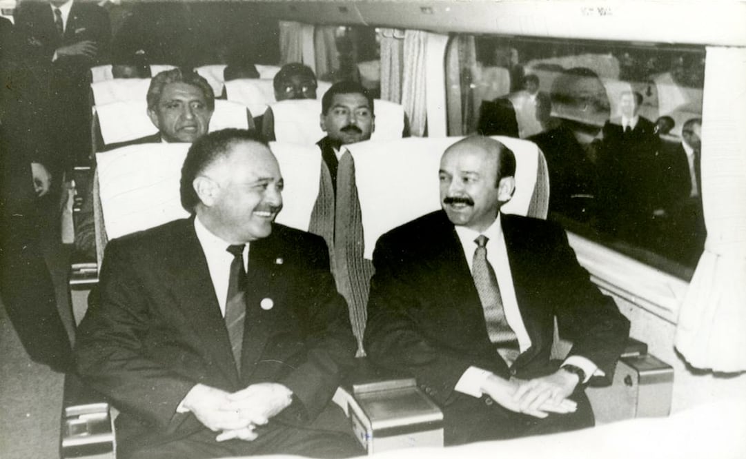 Ernesto Ruffo Appel (izq.) y Carlos Salinas de Gortari (der.) abordo del "tren bala" de Japón. Foto: Presidencia de la República