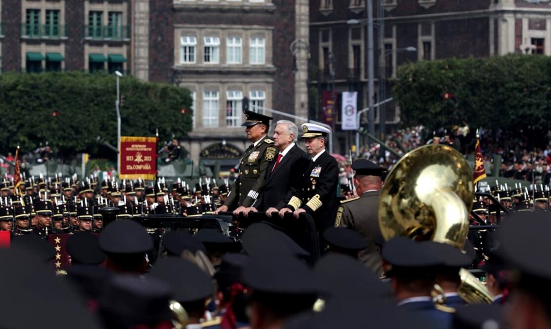 El presidente Andrés Manuel López Obrador encabeza el desfile cívico militar con motivo del 213 aniversario del Inicio de la Independencia de México. Foto: Carlos Mejía