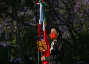 Sheinbaum encabeza ceremonia por Día de la Bandera en el Monumento a la Revolución