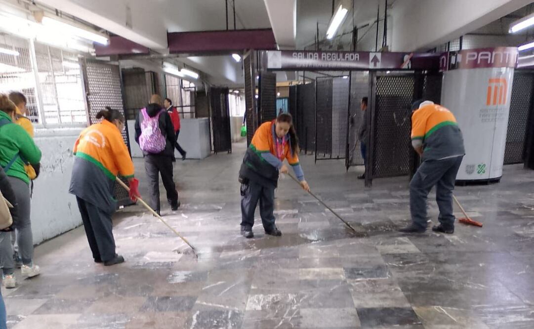 Metro asegura que toda la red funciona con normalidad; el Cetram Pantitlán tuvo importantes anegaciones de agua, por lo que personal de limpieza atendió la problemática Foto: Especial