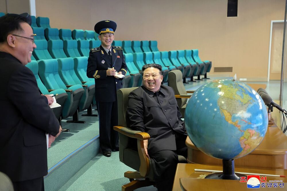 El líder de Corea del Norte, Kim Jong-un (derecha), durante una visita a la Administración Nacional de Tecnología Aeroespacial, en Pyongyang. Foto: AFP