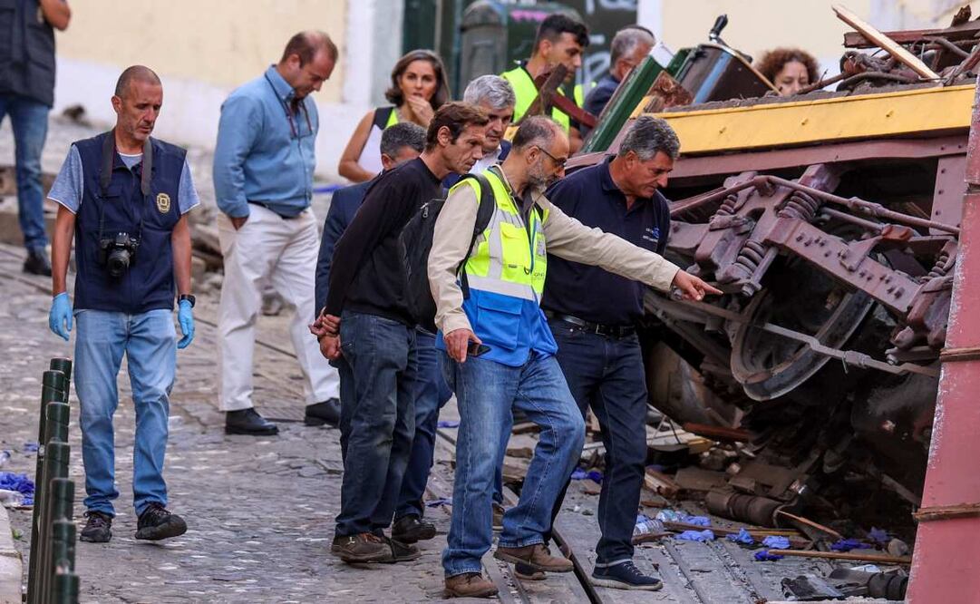 Expertos técnicos evalúan el accidente del funicular de la Gloria en Lisboa. Foto: EFE