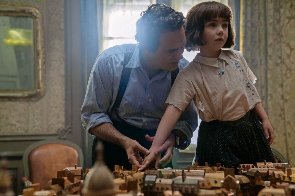 Mark Ruffalo interpreta al papá de Marie (Nell Sutton en su versión niña). La actriz Aria Mia Loberti encarna a la versión adulta de Marie. Foto: Netflix