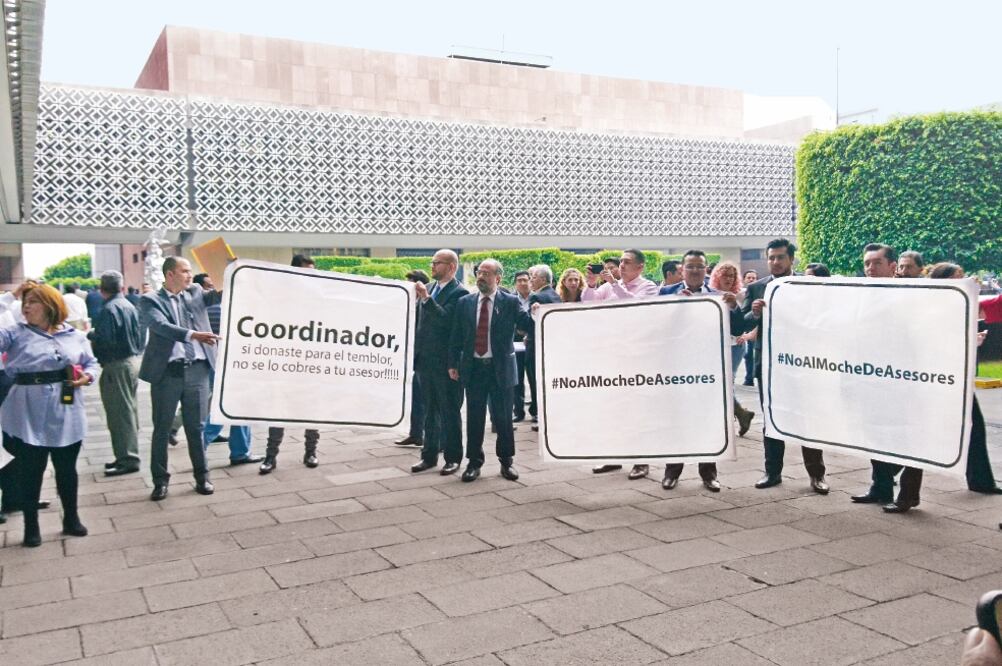 Alrededor de 200 asesores se manifestaron para exigir a la Jucopo el pago de tres meses de sueldo (ALEJANDRA CANCHOLA. EL UNIVERSAL)