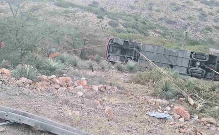 FOTOS. Autobús cae a un barranco en San Luis Potosí; hay 10 muertos