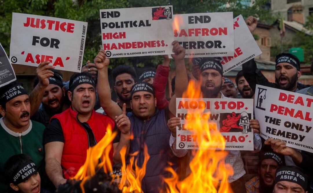 Activistas protestan contra la violación y asesinato de una niña de 8 años, en Srinagar, India. (AP Foto/Dar Yasin, Archivo)
