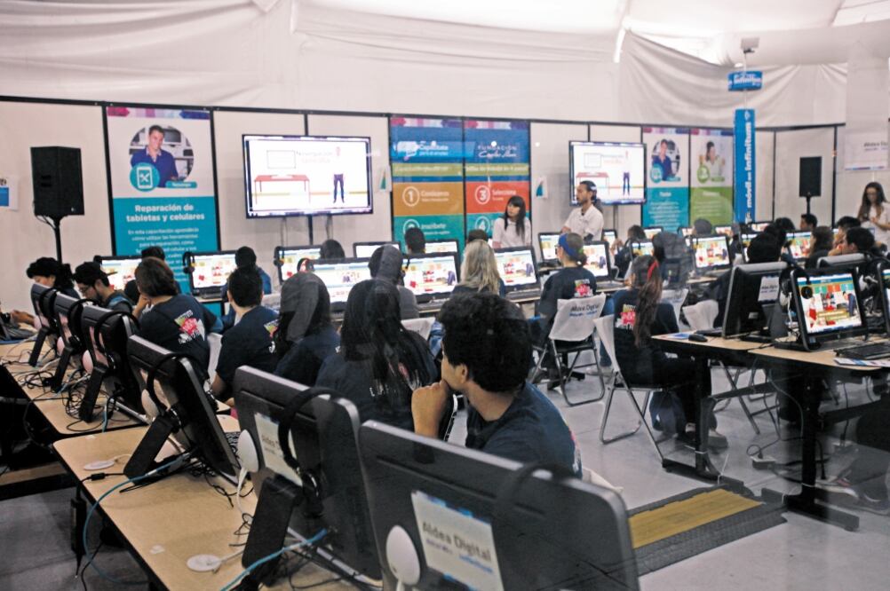 Telmex atribuyó la falla del servicio a terceros, debido a un corte en Estados Unidos y otro causado por obras públicas en Mazatlán, Sinaloa (ARCHIVO EL UNIVERSAL)