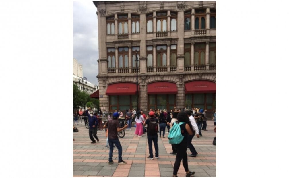 Grupo de rock pone a bailar a capitalinos con cubrebocas y sana distancia