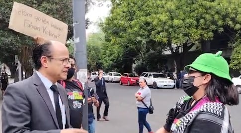 Caso Axe Ceremonia: colectivo "Hoy Somos Todo por Miguel" increpan al abogado de familia de Berenice Giles; lo acusan de dilatar la justicia