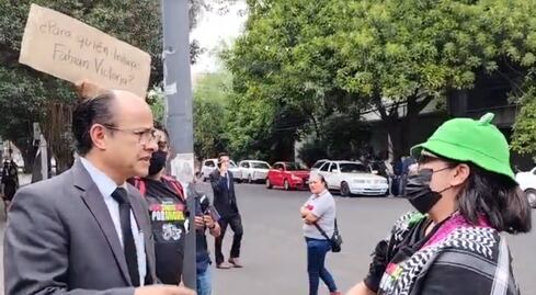 Caso Axe Ceremonia: colectivo "Hoy Somos Todo por Miguel" increpan al abogado de familia de Berenice Giles; lo acusan de dilatar la justicia