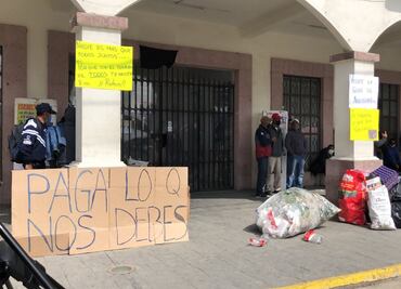 Dejan bolsas de basura en Palacio Municipal de Mexicaltzingo en protesta por falta de pagos