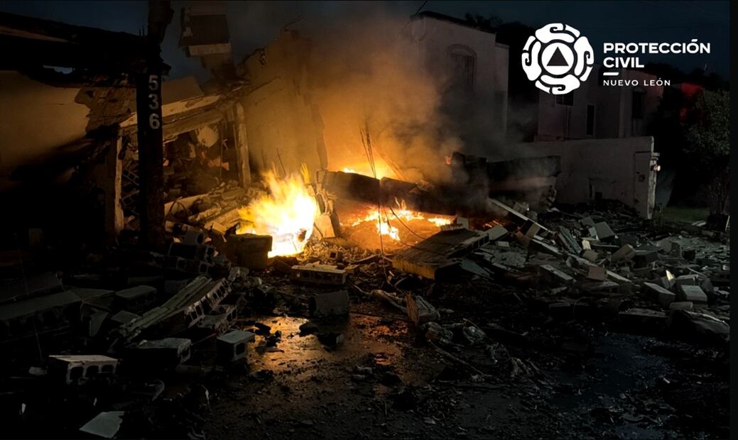 Bomberos trabajan entre escombros tras una explosión provocada por pirotecnia almacenada de manera ilegal en una vivienda del municipio de Pesquería, Nuevo León. Foto: especial