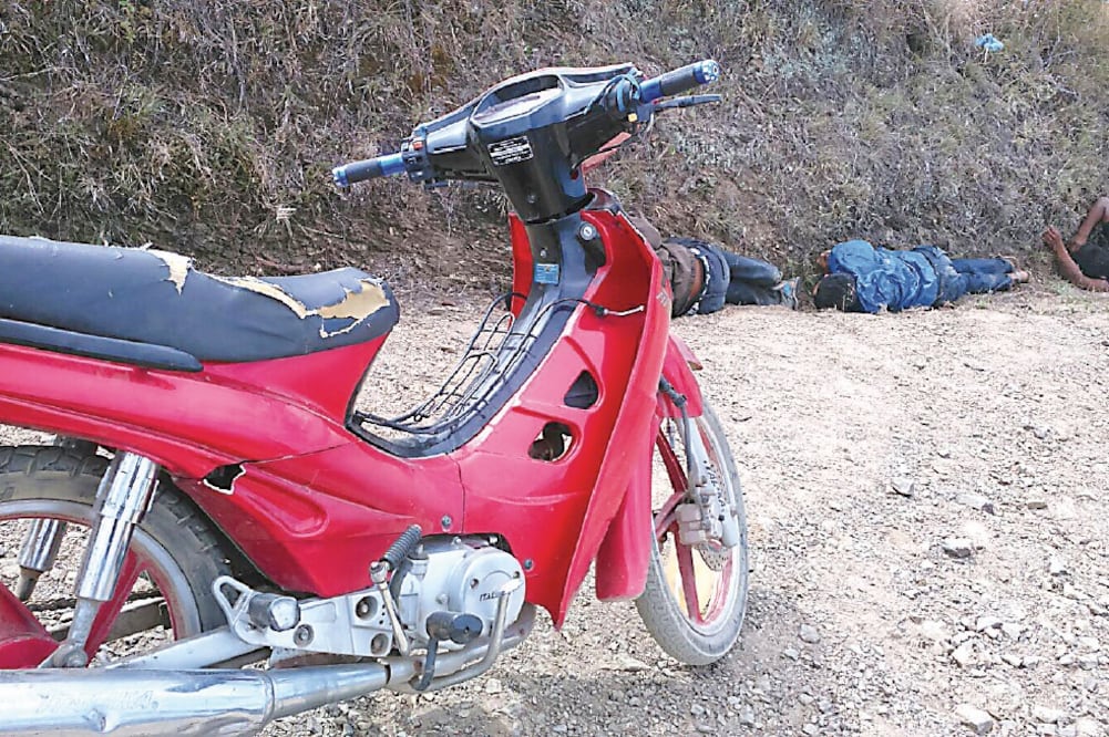 Policías encontraron cuatro cuerpos en un camino en Arcelia junto a una motocicleta roja; al parecer fueron atacados durante la madrugada (ESPECIAL)