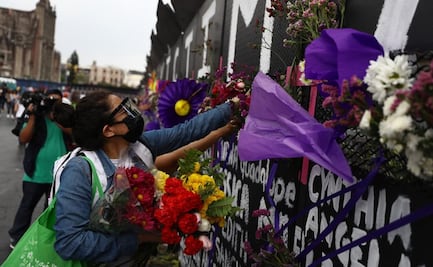 "Da miedo y coraje. No quisiéramos ser nosotras"; dicen mujeres al colocar flores en vallas 