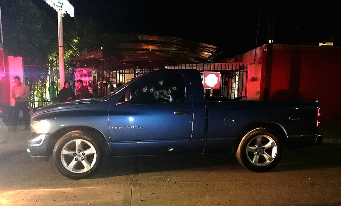 Camioneta de las personas asesinadas en un bar en Fresnillo. (FOTO: Especial)