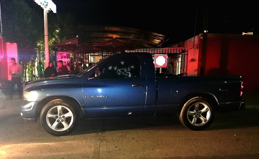 Camioneta de las personas asesinadas en un bar en Fresnillo. (FOTO: Especial)