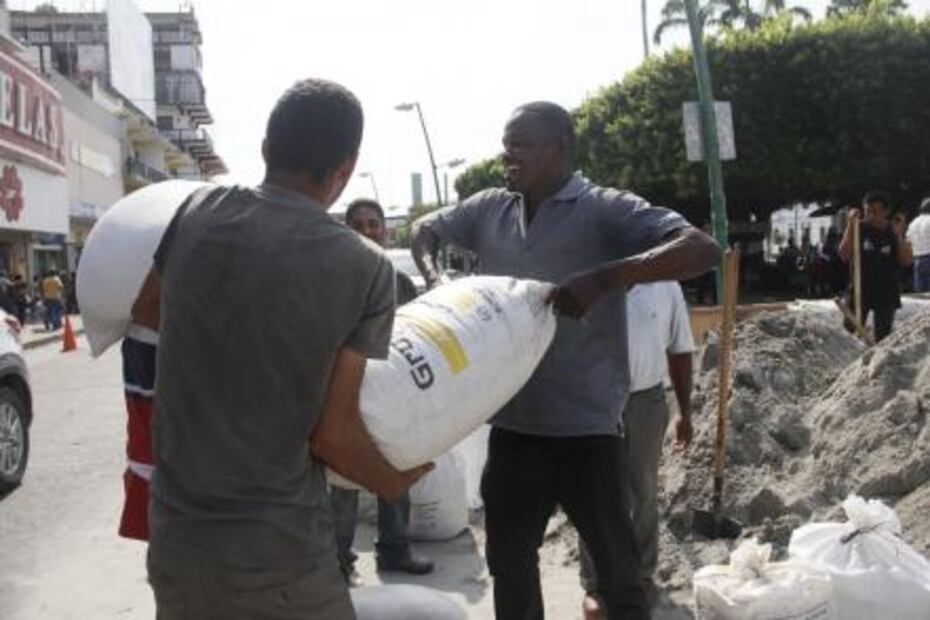Migrantes se emplean en instalación de pista de hielo en Chiapas